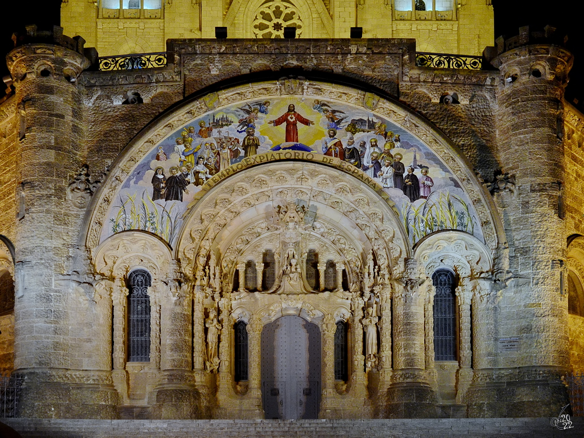 Das reich verzierte Hauptportal das Shnetempels des Heiligen Herzens (Temple Expiatori del Sagrat Cor) auf dem 512 Meter hohen Berg Tibidabo. (Barcelona, Februar 2013)