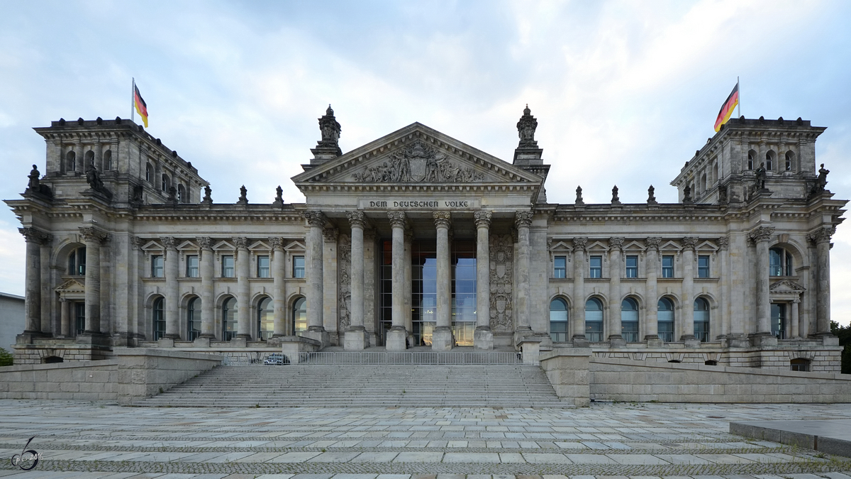 Das Reichstagsgebude im Berliner Stadtteil Tiergarten. (Oktober 2013)