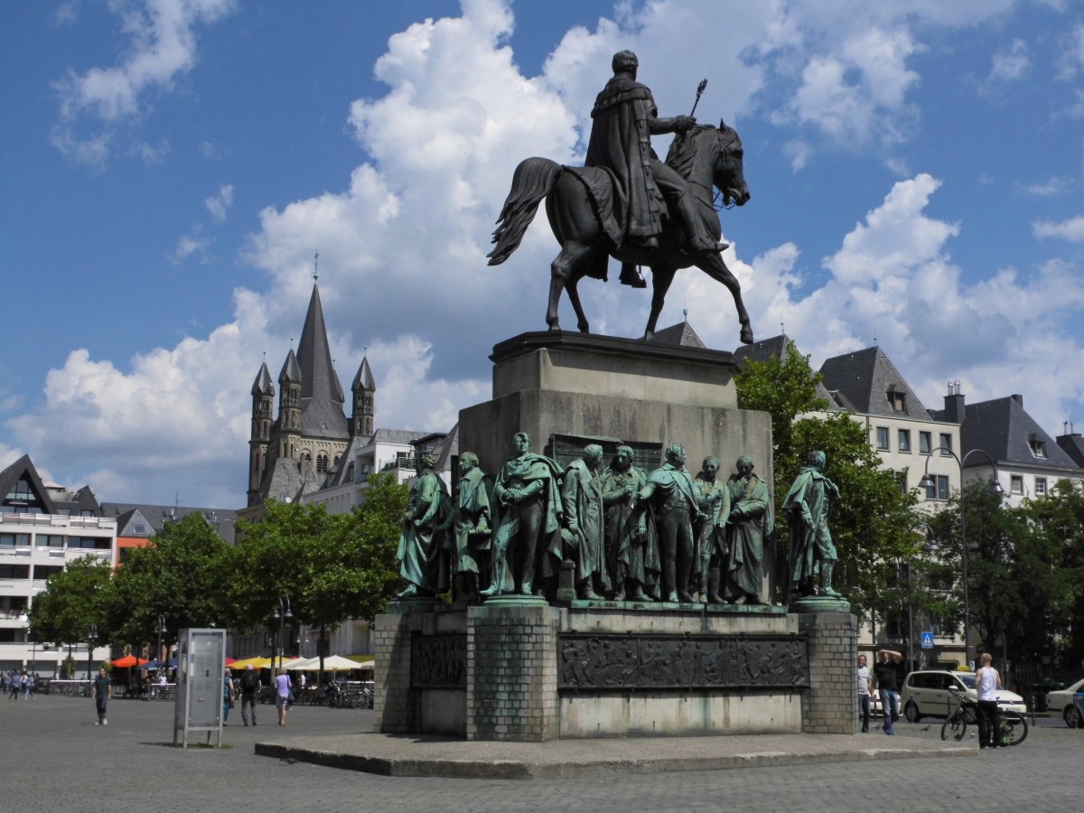 Das Reiterdenkmal Friedrich Wilhelm dem Dritten in Kln, im Hintergrund die Kirche Gro St. Martin - 24.07.14