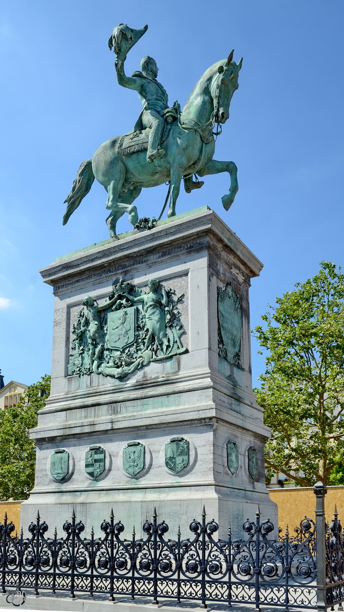 Das Reiterstandbild des Knigs und Groherzogs Wilhelms II. von Oranien-Nassau auf dem Wilhelmsplatz (Place Guillaume II) in Luxemburg. (Juli 2013)