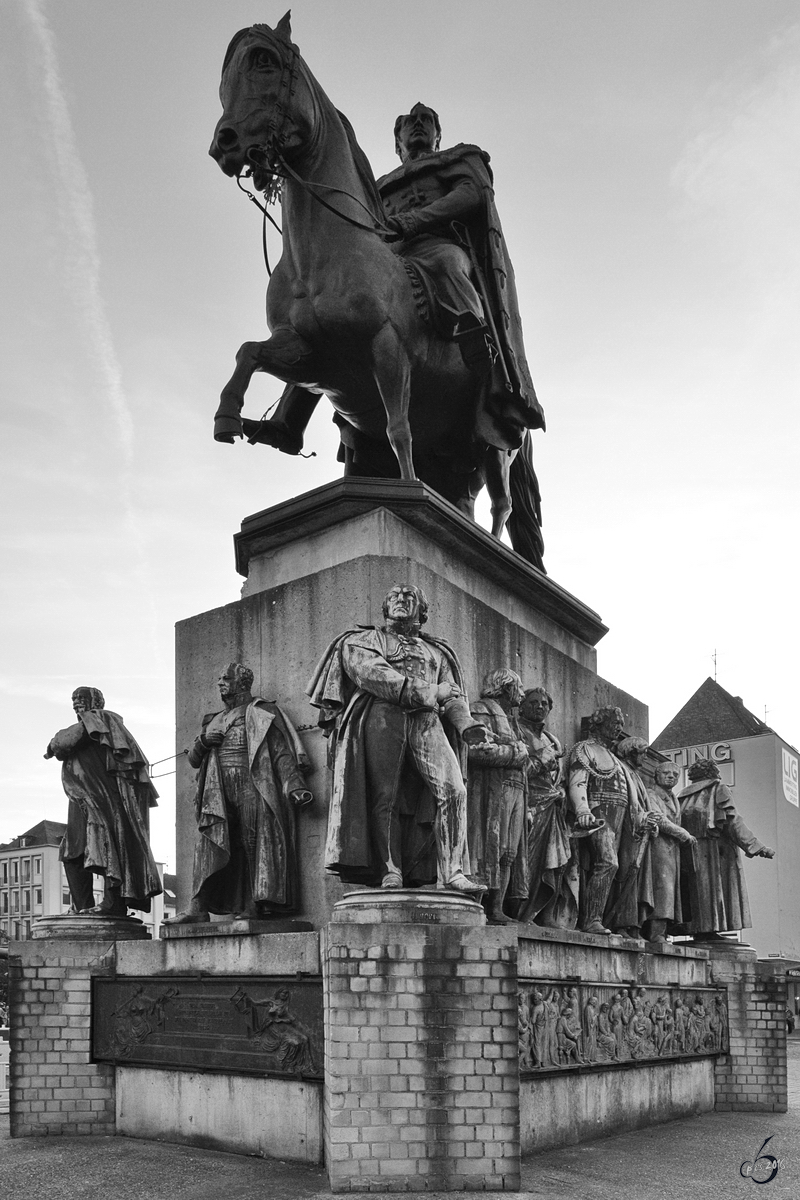 Das Reiterstandbild zu Ehren von Preuenknig Friedrich Wilhelm III. steht auf dem Klner Heumarkt. (Oktober 2011)