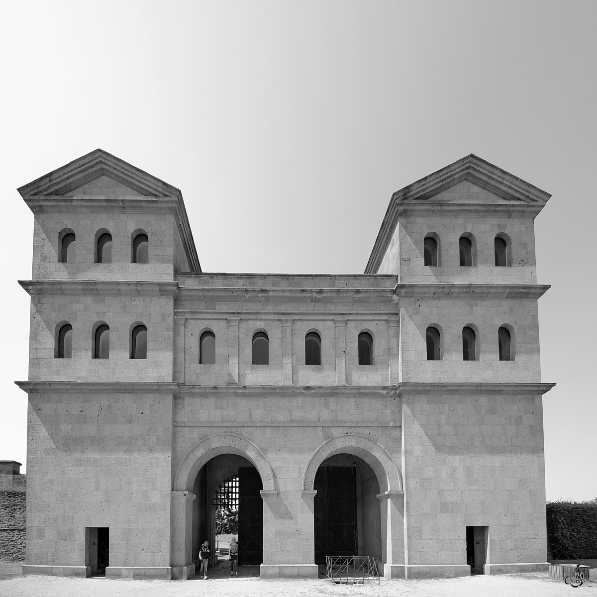 Das rekonstruierte nrdliche Haupttor (Burginatiumtor) der Colonia Ulpia Traiana in Xanten. (Mai 2011)