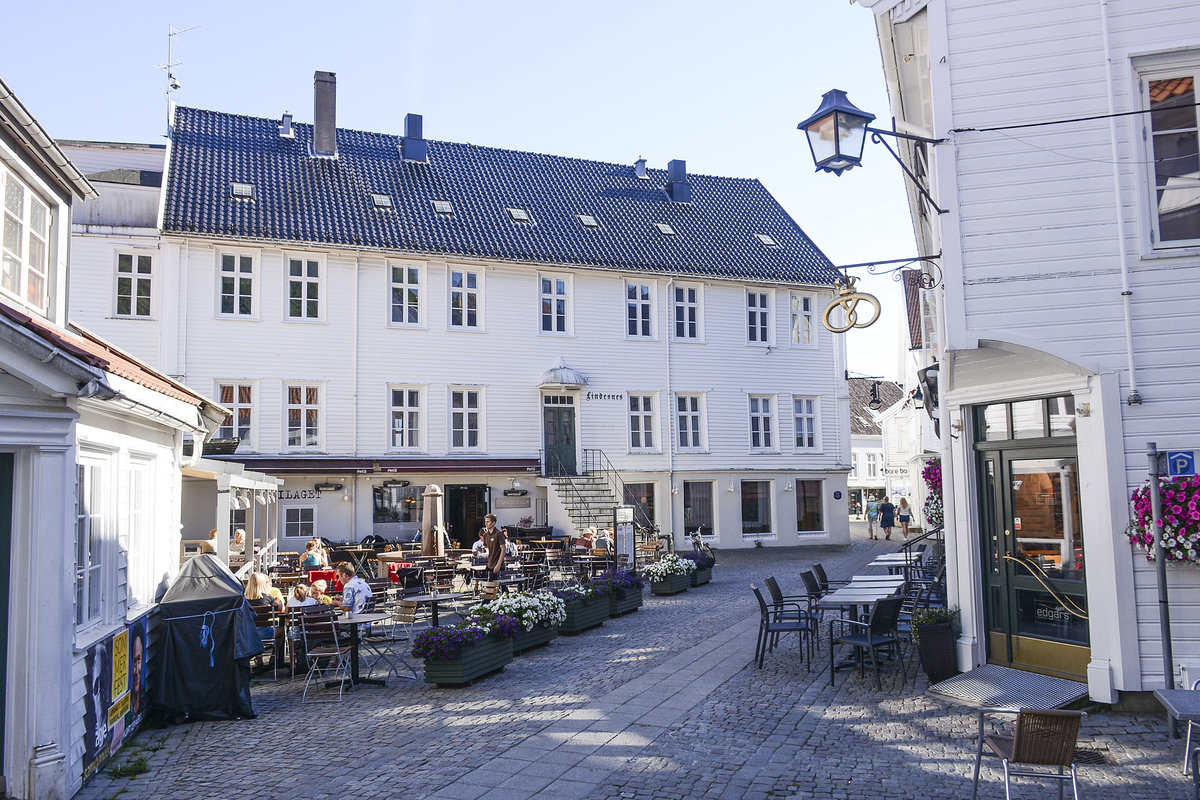 Das Restaurant Hr. Redaktr (deutsch: Herr Redakteur) an der Store Elvegata in Mandal. Aufnahme: 1. Juli 2018.