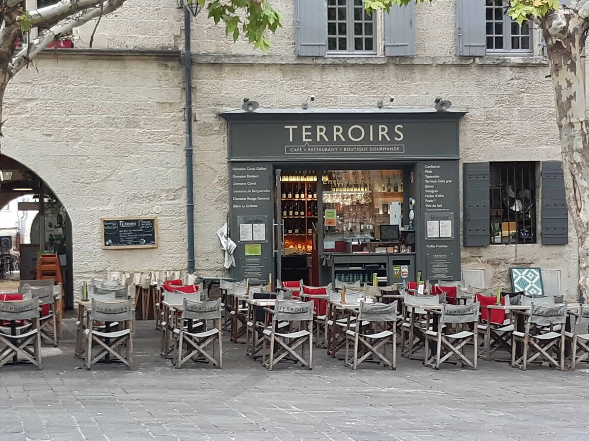 Das Restaurant Terroirs an der Place aux Herbes in Uzs am 17.10.23.

Uzs ist eine Kleinstadt im sdfranzsischen Dpartement Gard in der Region Okzitanien.
Im ersten Jahrhundert unserer Zeitrechnung hatten die Rmer diese Region besetzt. Sie zapften das Wasser der Eure an, die in Uzs entspringt, und leiteten es weiter bis nach Nmes. Zu diesem Zweck errichteten sie ein 49 km langes Aqudukt, dessen bekanntester Abschnitt bis heute erhalten geblieben ist, den Pont du Gard!