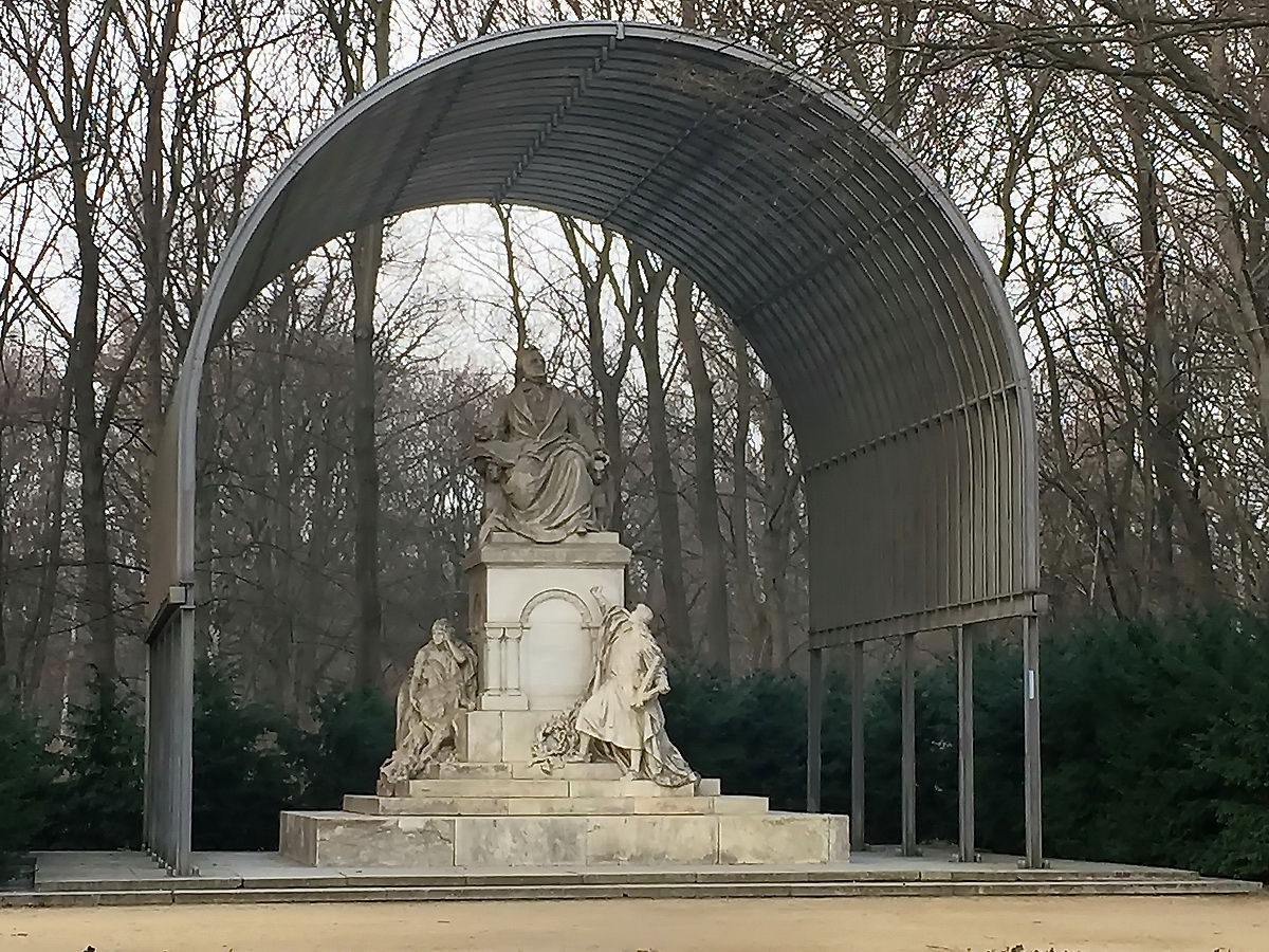 Das Richard-Wagner-Denkmal an der Tiergartenstrae in Berlin Moabit gesehen nach einer Besichtigung  der Botschaft Italiens in Berlin am 16. Mrz 2015.

