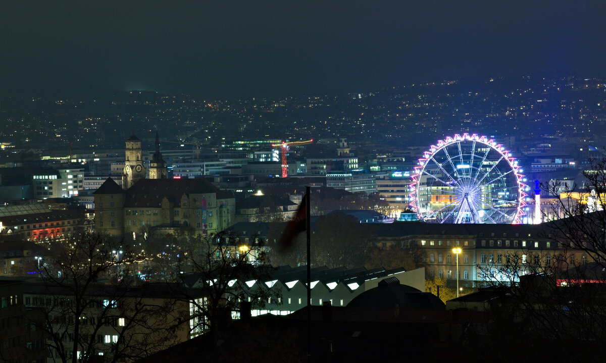 Das Riesenrad auf dem Stuttgarter Schlossplatz am 25.11.2021 vom Eugensplatz aus gesehen. Zur Zeit der Aufnahme fand der Fahrgastwechsel (in unbekanntem Ausma) statt. 