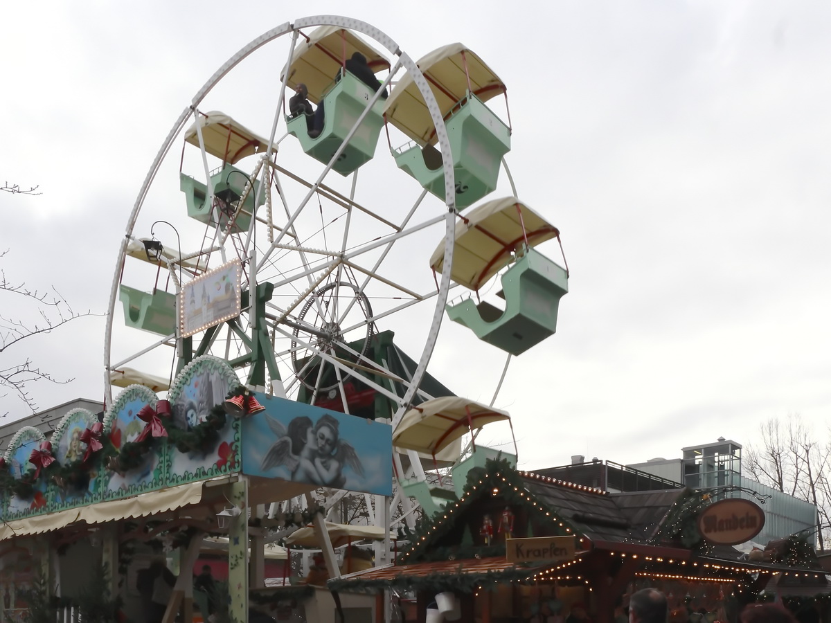 Das Riesenrad auf dem  Weihnachtsmarkt in Chemnitz am 01. Dezember 2018.