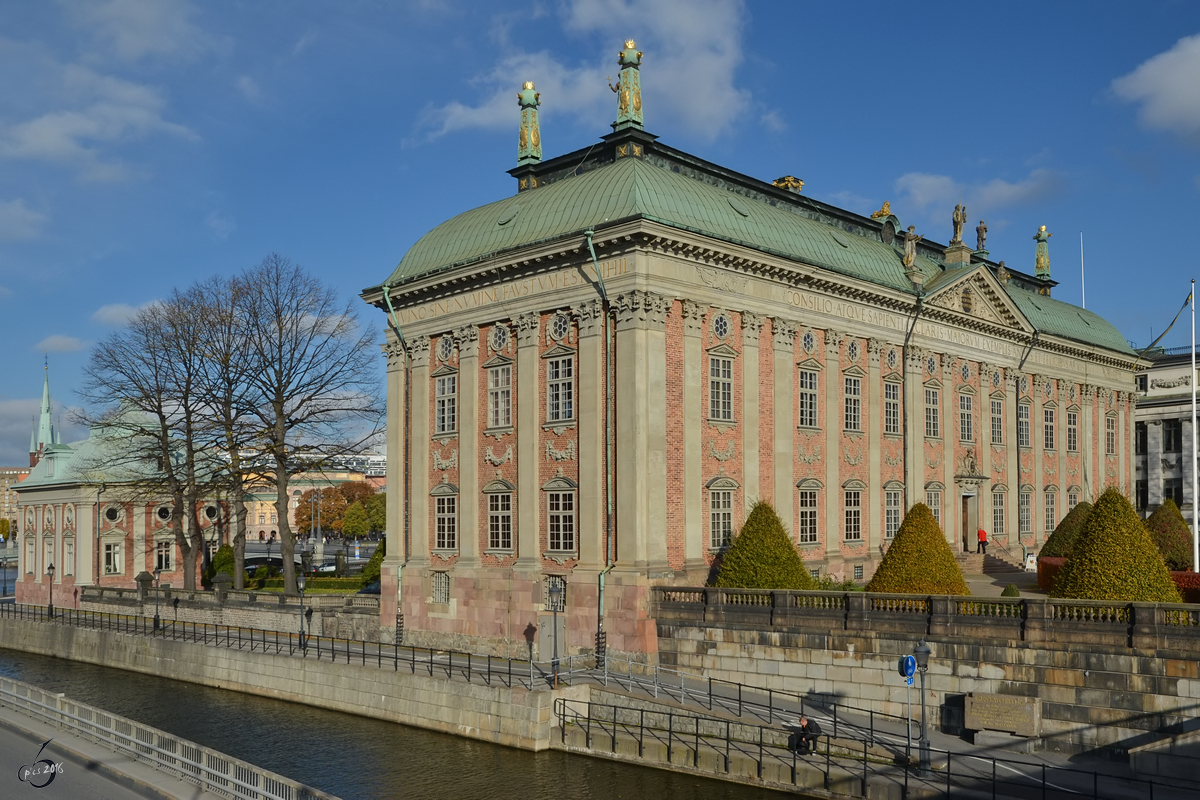  Das Ritterhaus  wurde zwischen 1641 und 1674 als Versammlungshaus des schwedischen Adels errichtet und ist heute Schwedens exklusivster Gesellschaftsclub. (Stockholm, Oktober 2011)