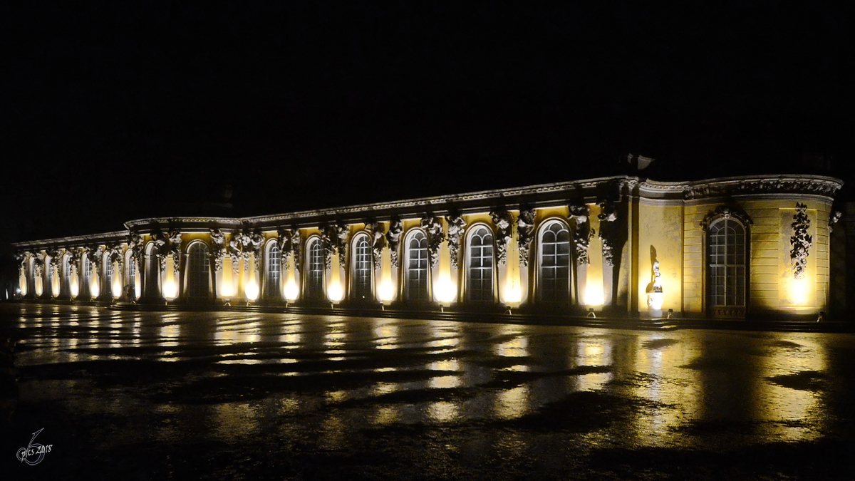 Das im Rokokostil errichtete Schloss Sanssouci bei Nacht. (Potsdam, Oktober 2013)