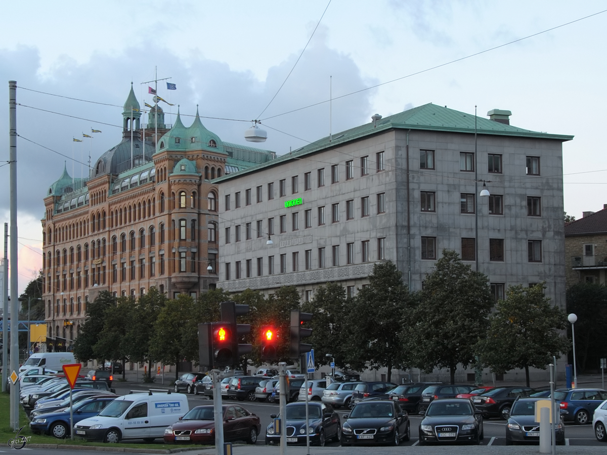 Das rote Herziahaus neben einem etwas moderneren Gebude in Gteborg. (August 2010)