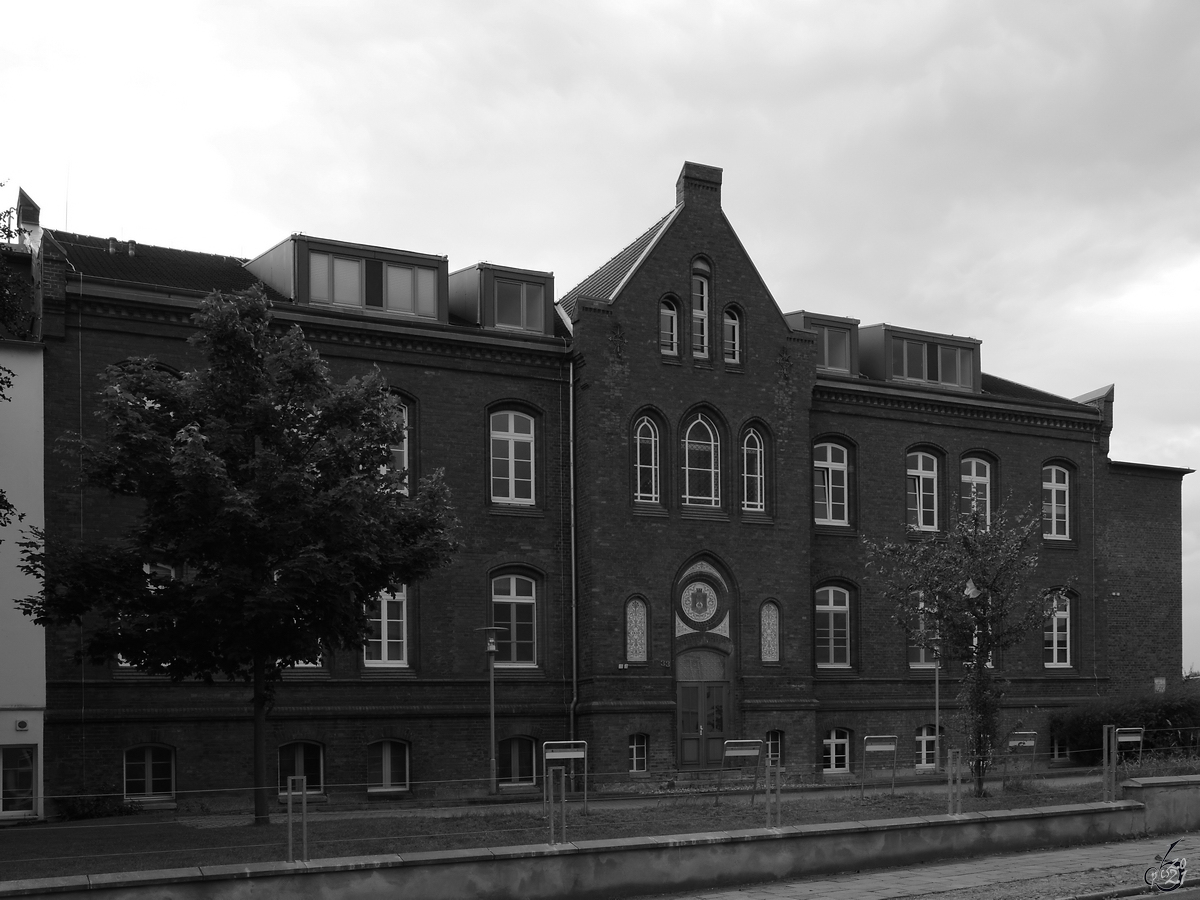 Das im roten Backstein gehaltene und unter Denkmalschutz stehende Teil des Krankenhauses in Malchin. (August 2014)