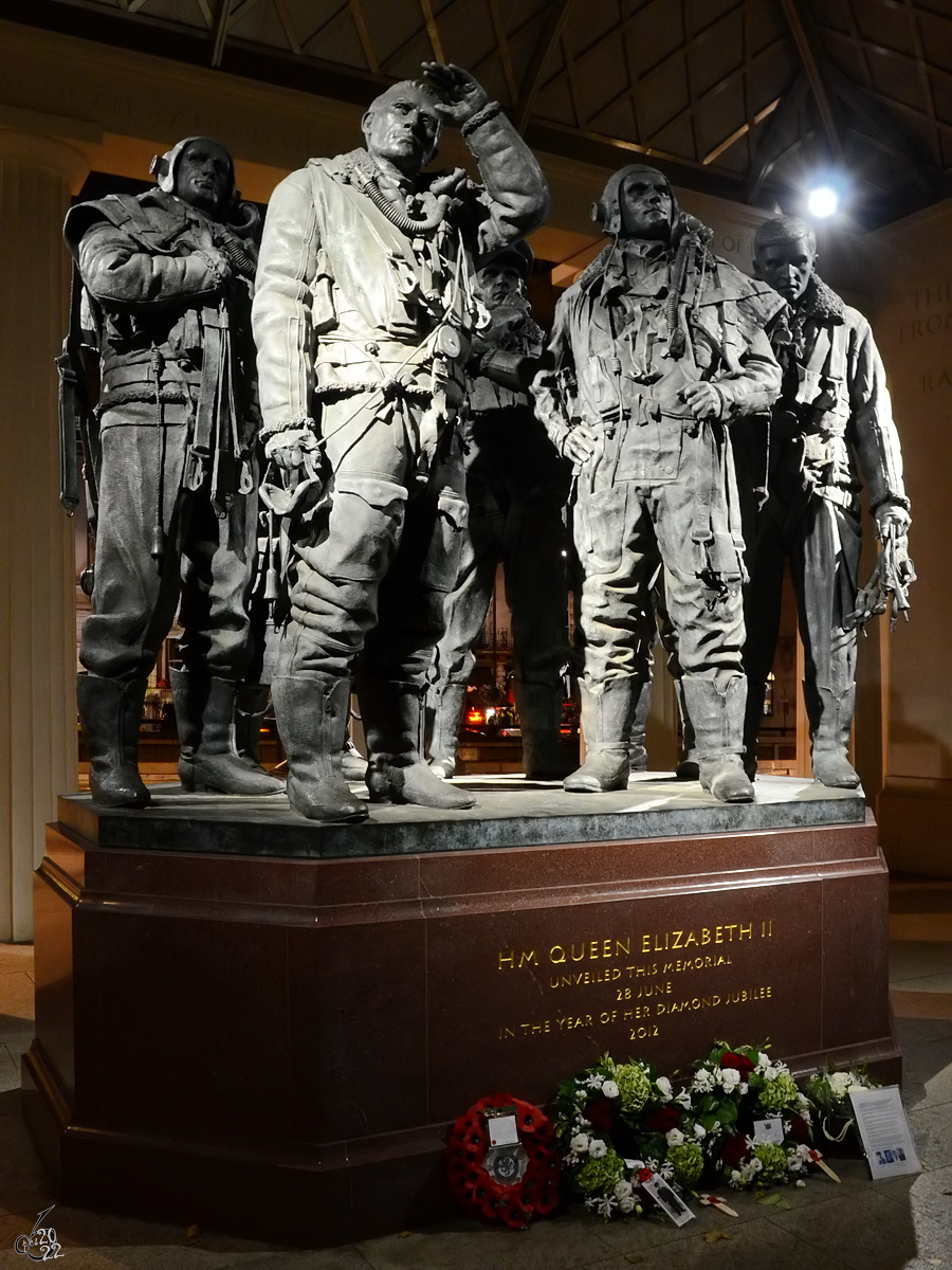Das Royal Air Force Bomber Command Memorial ist ein Denkmal am Rande des Green Parks. (London, September 2013)