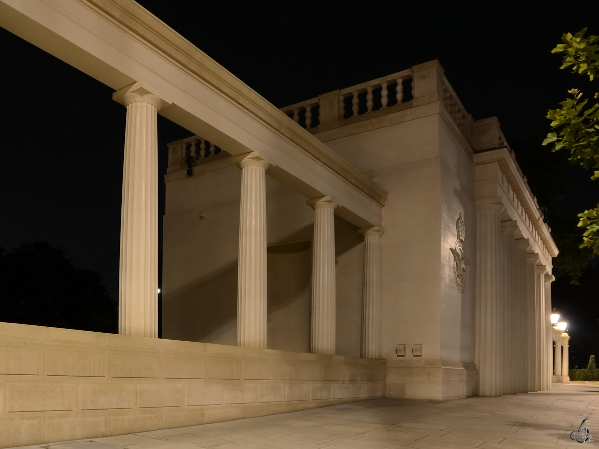 Das Royal Air Force Bomber Command Memorial ist ein Denkmal am Rande des Green Parks. (London, September 2013)