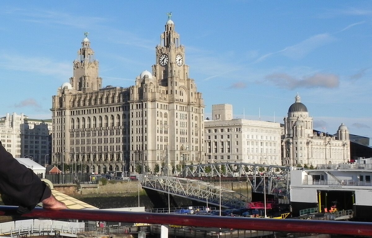 Das Royal Liver Building am 13.09.2012. Es ist eines der Wahrzeichen von Liverpool und wurde nach der Royal Liver Assurance benannt, die das Gebude als Hauptsitz der Versicherung erbauen lie. Entworfen wurde es von Walter Aubrey Thomas und war eine der ersten mehrstckigen Stahlbetonkonstruktionen sowie eines der ersten Hochhuser Grobritanniens.(Text: Wikipedia).