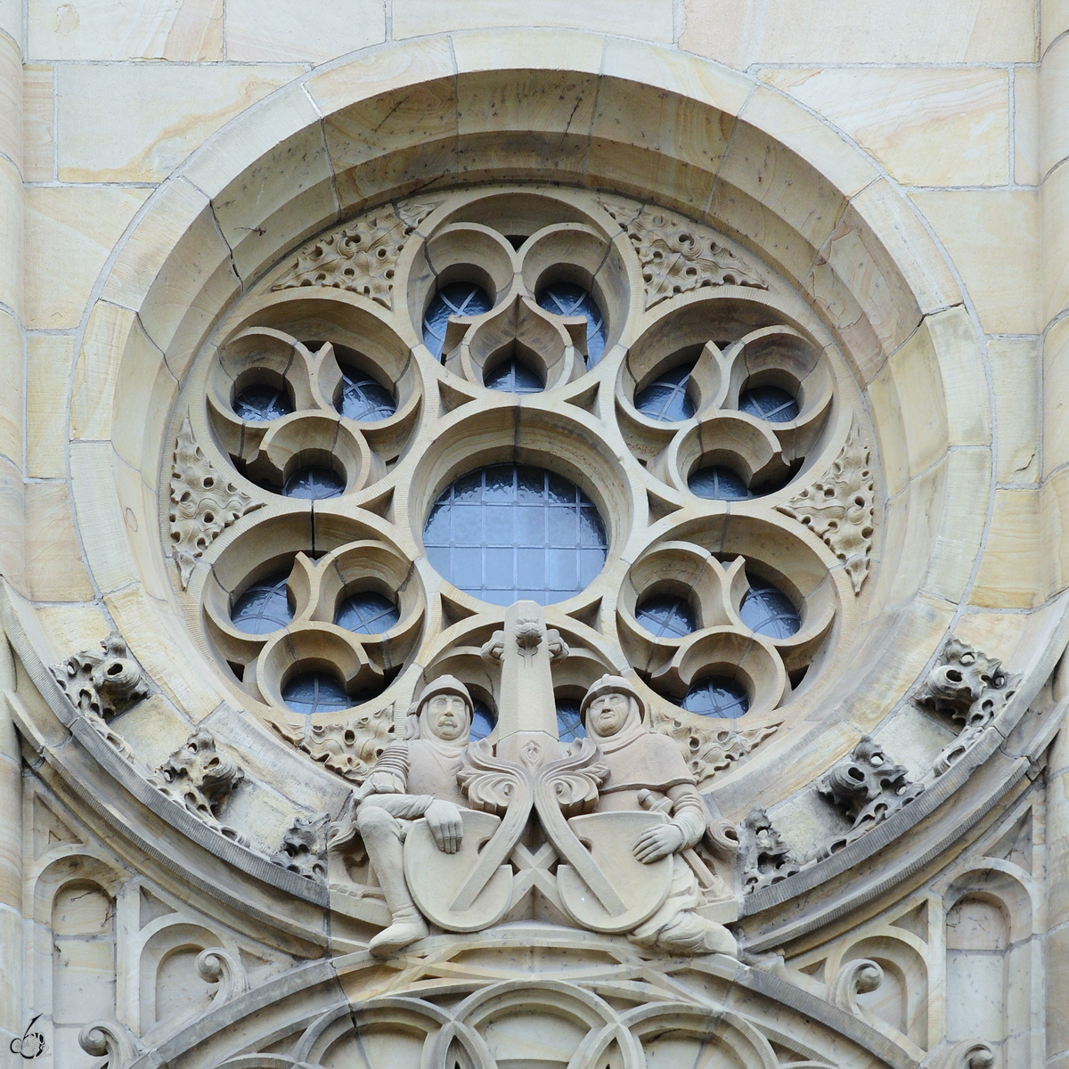 Das Rundfenster des ehemaligen preuischen Regierungsgebudes in den Rheinanlagen von Koblenz. (Koblenz, September 2013)