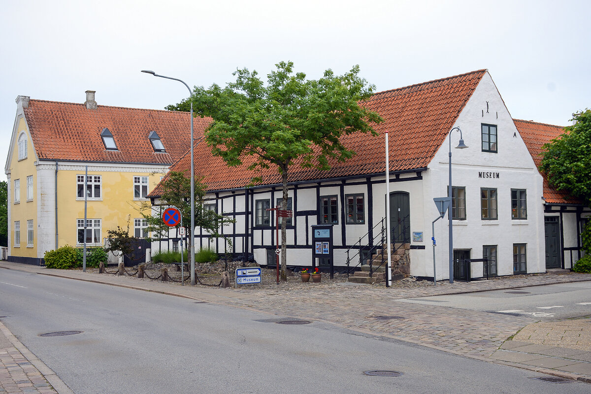 Das S�by Museum ist ein Stadt- und Regionalmuseum in der Hafenstadt S�by. Es befindet sich an der Ecke der S�ndergade und der �ltesten Stra�e der Stadt, der Algade.
Aufnahme: 14. Juni 2026.