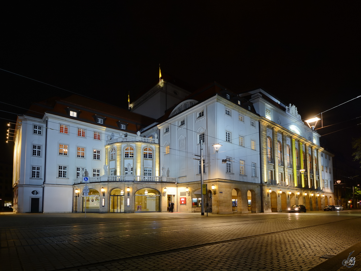 Das Schauspielhaus in Dresden wurde von 1911 bis 1913 erbaut. (April 2014)