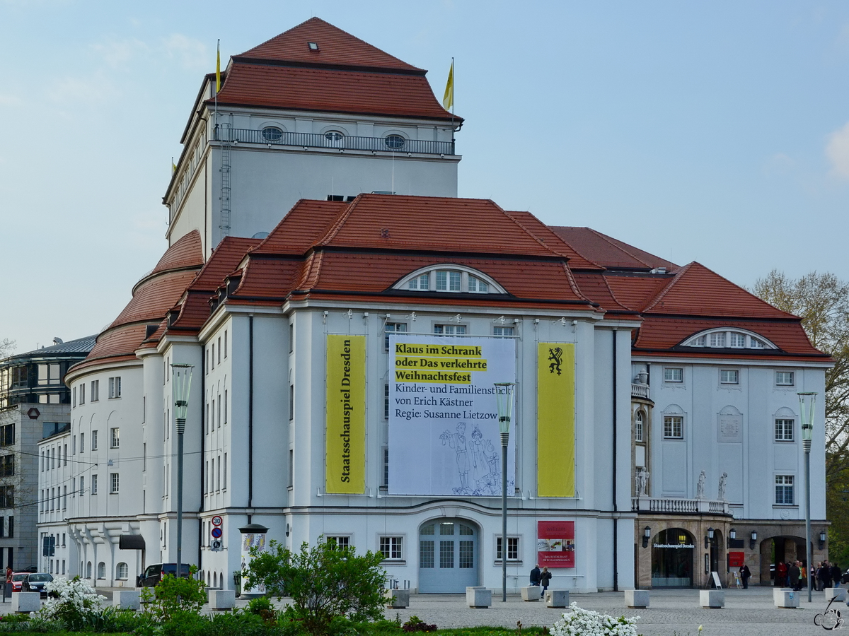 Das Schauspielhaus in Dresden wurde von 1911 bis 1913 erbaut. (April 2014)