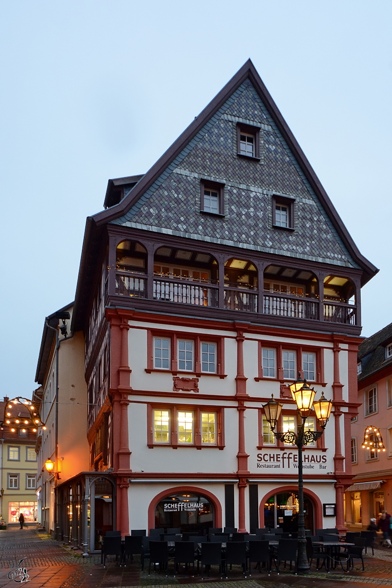 Das Scheffelhaus wurde 1580 erbaut und diente ursprnglich allem Anschein nach kirchlichen Zwecken. (Neustadt an der Weinstrae, Dezember 2014)