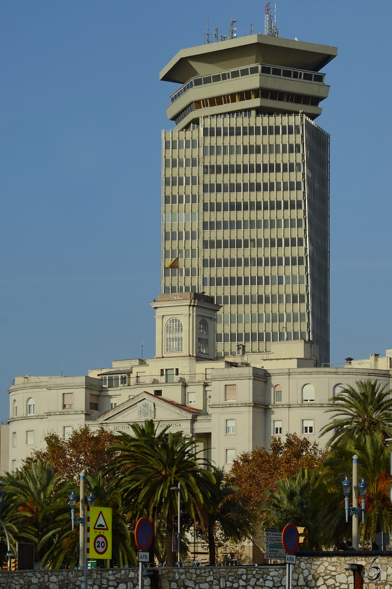 Das Schifffahrtsamt von Katalonien, dahinter das Hochhaus Coln in Barcelona. (Dezember 2011)