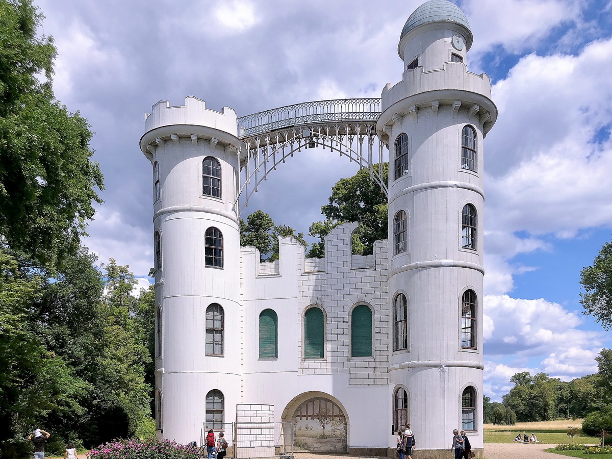 Das Schloss auf der Pfaueninsel am 22. Juli 2020. Knig Friedrich Wilhelm II. lie das weie Schlsschen errichten. Das Gebude besteht aus Holzbalken und Steinen. Von auen hat man Bretter angebracht und Steine aufgemalt.