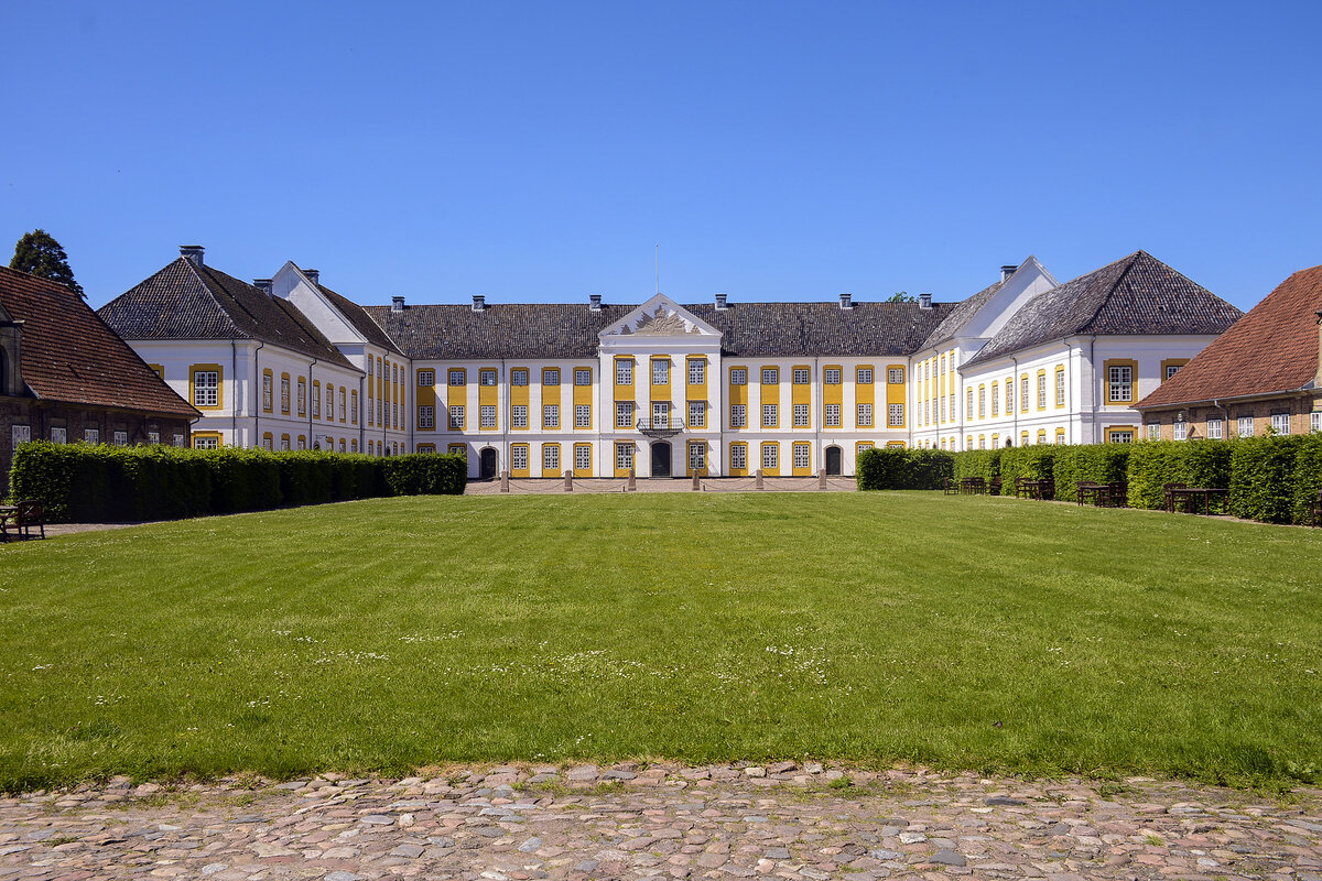 Das Schloss Augustenburg (dnisch Augustenborg Slot) in Augustenburg auf der Insel Alsen in Dnemark war namensgebend fr die Linie Schleswig-Holstein-Sonderburg-Augustenburg, einen Familienzweig des Hauses Oldenburg.[1] Die herzogliche Familie bewohnte das Schloss bis 1848, dann musste sie es infolge der Schleswig-Holsteinischen Erhebung verlassen. Das Gebude diente danach anderen Zwecken: Es diente als Kaserne, Psychiatrie (1932–2015) und Behrdensitz (seit 2016). Aufnahme: 9. Juni 2021.