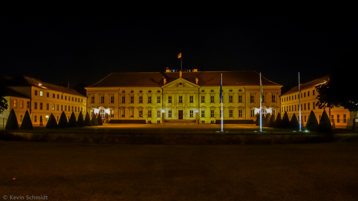 Das Schloss Bellevue in Berlin ist erster Amtssitz des deutschen Bundesprsidenten - hier eine Nachtaufnahme des neoklassizistischen Bauwerks. (23.08.2013)