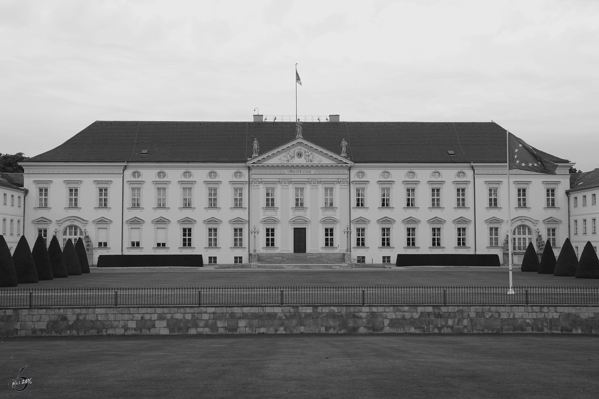 Das Schloss Bellevue ist der erste Amtssitz des deutschen Bundesprsidenten und befindet sich im Berliner Stadtteil Tiergarten. (Oktober 2013)