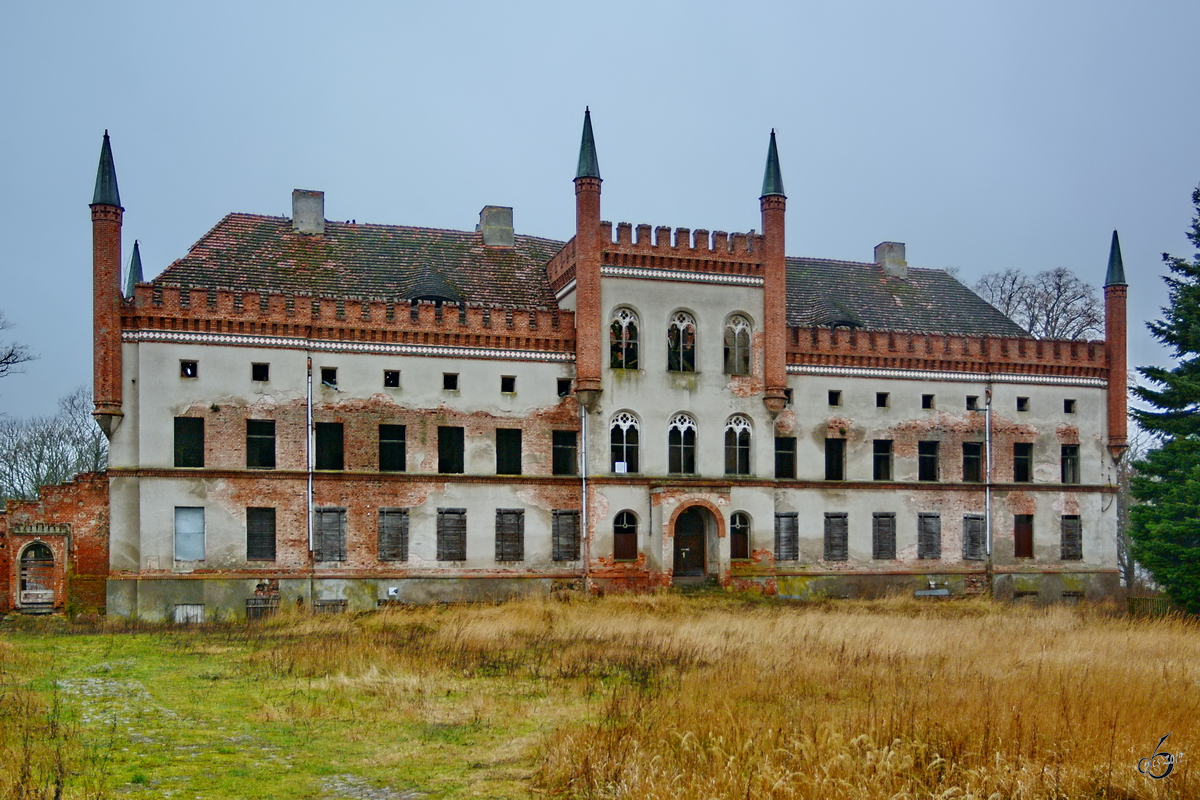 Das Schloss Broock ist ein 1770 fertiggestelltes Herrenhaus im  hollndischen Stil . Die wertvolle Einrichtung wurde nach 1945 geplndert. Spter wurden Wohnungen, ein Konsum, eine Schule und das Bro der Gemeindeverwaltung dort eingerichtet. Seit den 70er Jahren steht das Gebude leer und ist somit seinem unrhmlichen Schicksal berlassen. Es gibt jedoch Bestrebungen die gesamte Gutsanlage zu sanieren. Das Bild entstand Ende Dezember 2014.