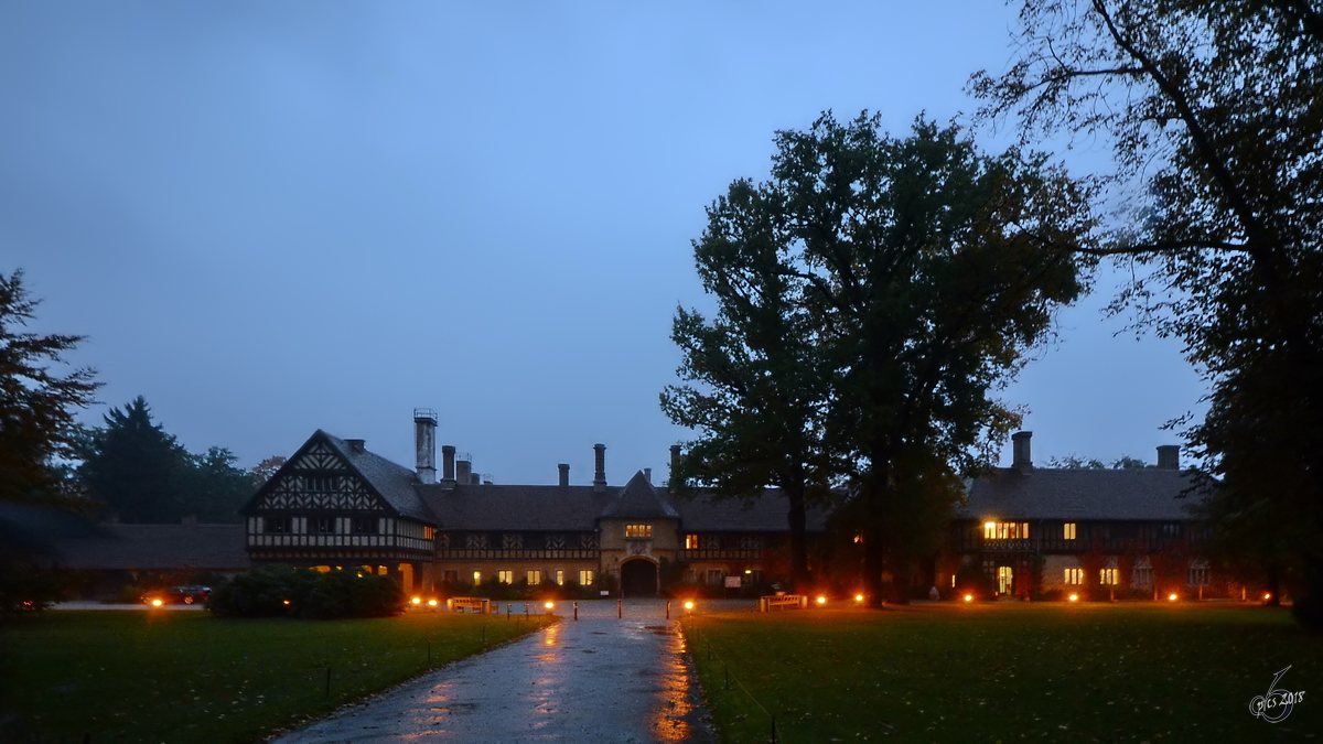 Das Schloss Cecilienhof an einem verregneten Oktobertag. (Potsdam, Oktober 2013)