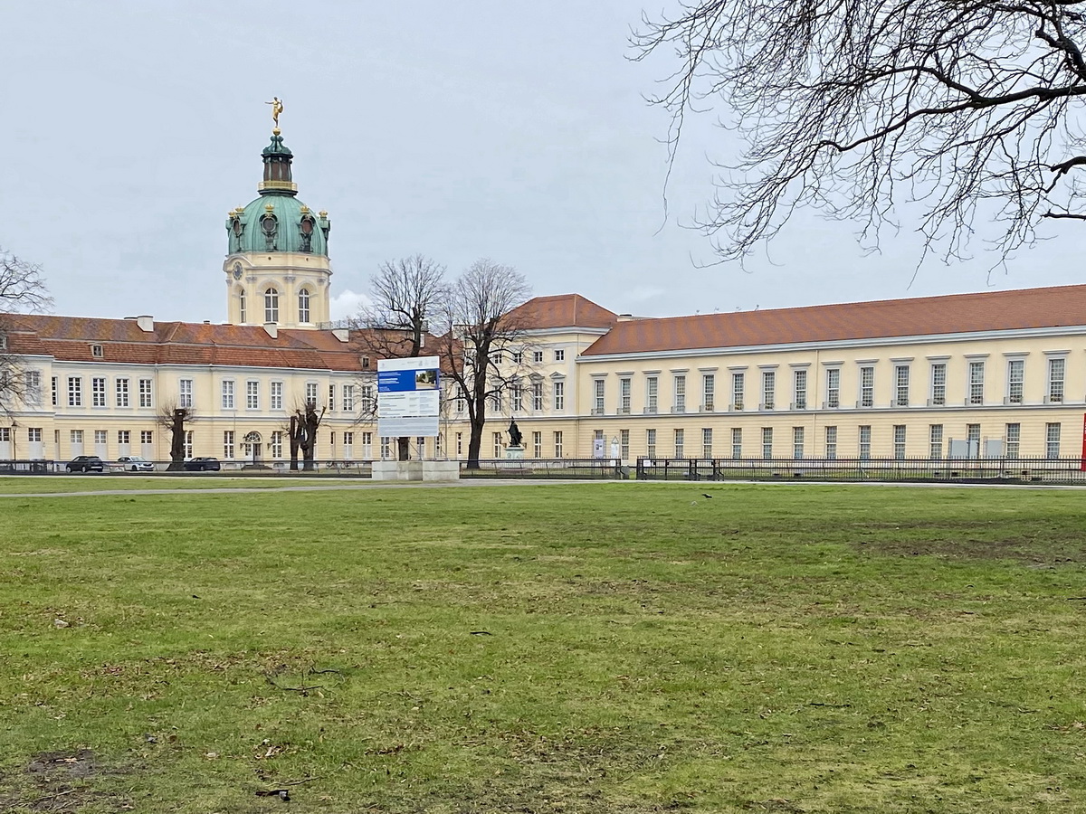 Das Schloss Charlottenburg  in Berlin mit Turm des um 1700 entstandenen  Gebude, hier gesehen vom Spandauer Damm am 03. Februar 2022. 