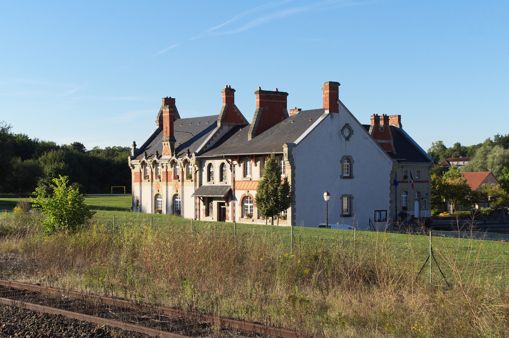 Das Schloss (Chateau) von Rmelfing wurde 1891 gebaut. 1912 erwarben die Eisenbahnen von Elsa-Lothringen das Gelnde, um die Bahnanlagen zu vergrern.
1982 kaufte die Gemeinde Rmelfing das Anwesen zurck und es wurde renoviert.
Im Jahr 1996 zug die Verwaltung der Gemeinde ein und das Schlo ist seither  Mairie  von Rmelfing.
02.09.2013