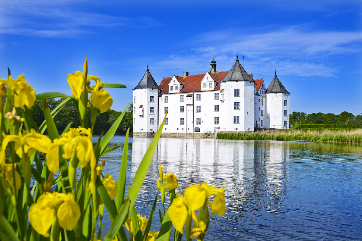 Das Schlo Glcksburg diente den herzoglichen Linien des Hauses Glcksburg als Stammsitz und war zeitweilige Residenz des dnischen Knigshauses. Die Familienmitglieder des nach dem Schloss benannten Hauses Glcksburg sind mit nahezu allen europischen Dynastien verwandt. Aufnahme: 4. Juni 2020.