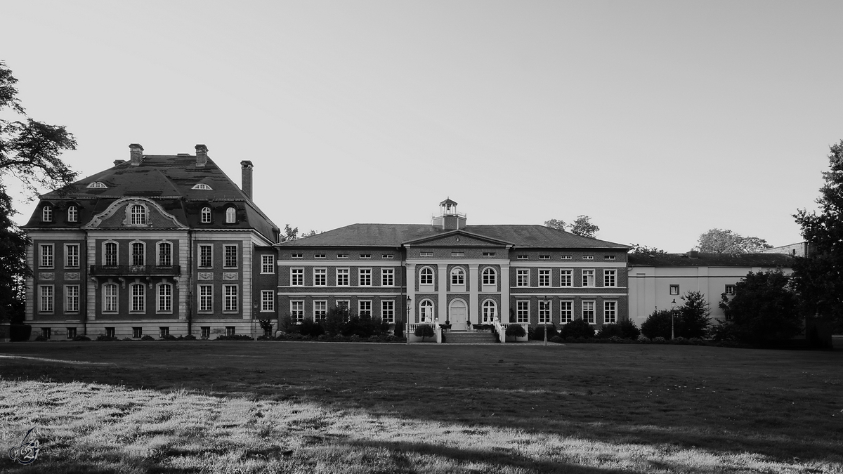 Das Schloss Karow besteht aus dem breitgelagerten, klassizistischen  Altem Schloss  und dem im neobarockem Stil angebautem  Neuen Schloss . (August 2014)