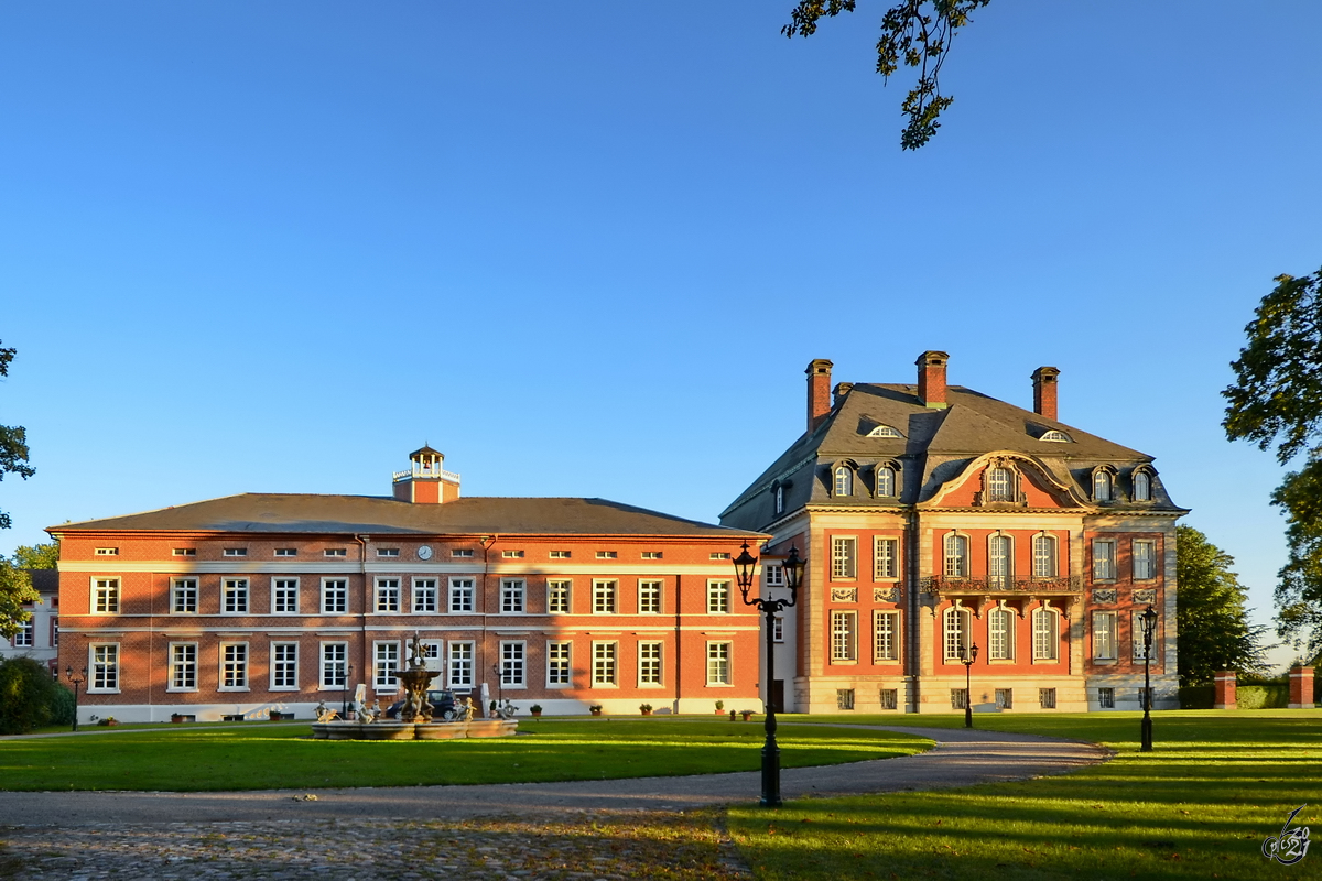 Das Schloss Karow besteht aus dem breitgelagerten, klassizistischen  Altem Schloss  und dem im neobarockem Stil angebautem  Neuen Schloss . (August 2014)