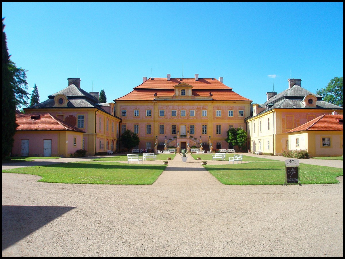 Das Schloss Krsn Dvůr (deutsch Schnhof) liegt in der Gemeinde Krsn Dvůr im okres Louny, Tschechien.

Das ursprngliche Herrenhaus im Stil der Renaissance entstand in der zweiten Hlfte des 16. Jahrhunderts. 1719 beauftragte Franz Josef Czernin von Chudenitz den Architekten Franz Maximilian Kaňka mit der Ausarbeitung eines Entwurfs, nach dem das Herrenhaus bis 1724 zu einem Schloss umgebaut wurde. 22.6.1012.