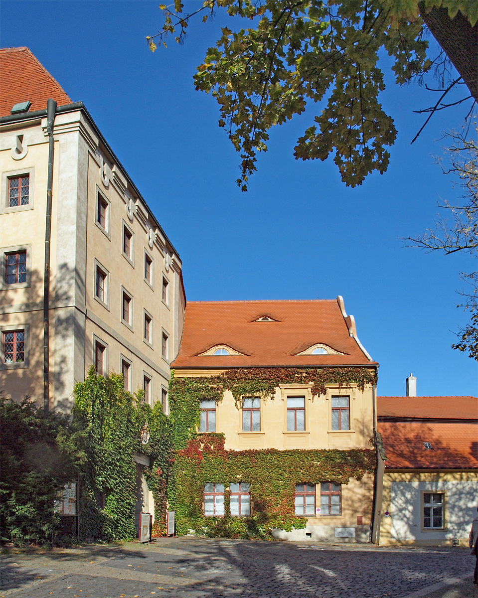 Das Schloss Mělnk in der gleichnamigen mittelbhmischen Kleinstadt gehrt seit 1992 wieder der ehemaligen Besitzerfamilie Lobkowizc. Es beherbergt neben einem Museum auch einen bekanntes Weingut und ein Restaurant, welches leider abends nicht mehr geffnet hat. 13.10.2017 