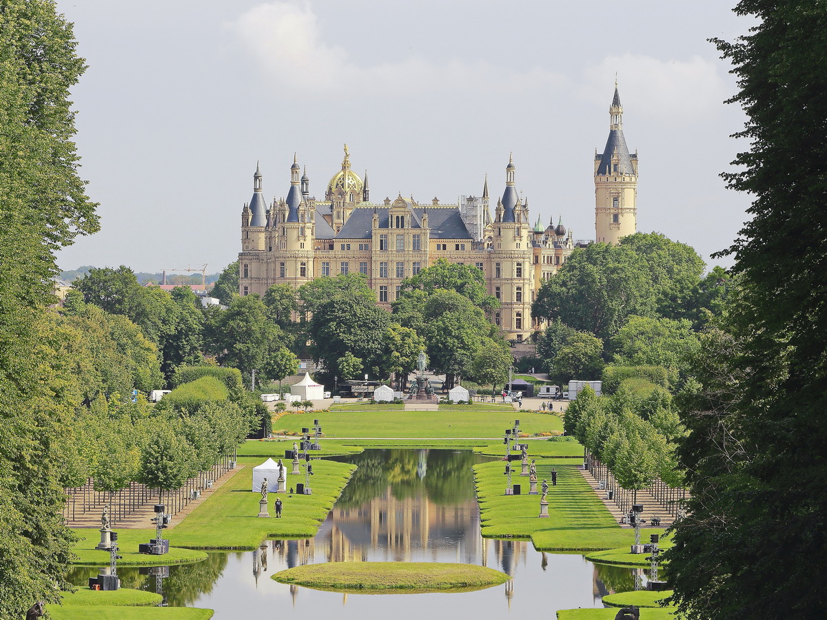 Das Schloss mit Schlossplatz am 02. August 2019 in Schwerin.