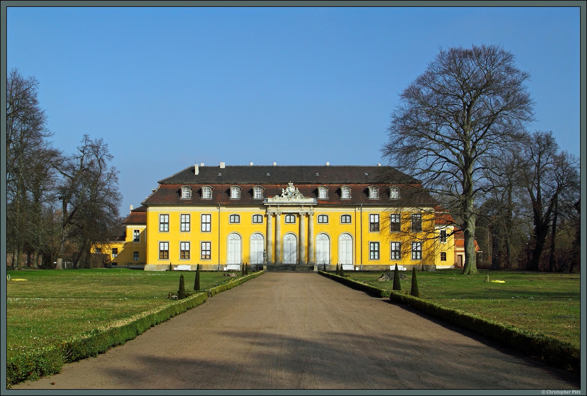 Das Schloss Mosigkau wurde 1752 bis 1757 als Sommersitz im Stile des Rokoko errichtet. (Dessau-Mosigkau, 08.03.2014)