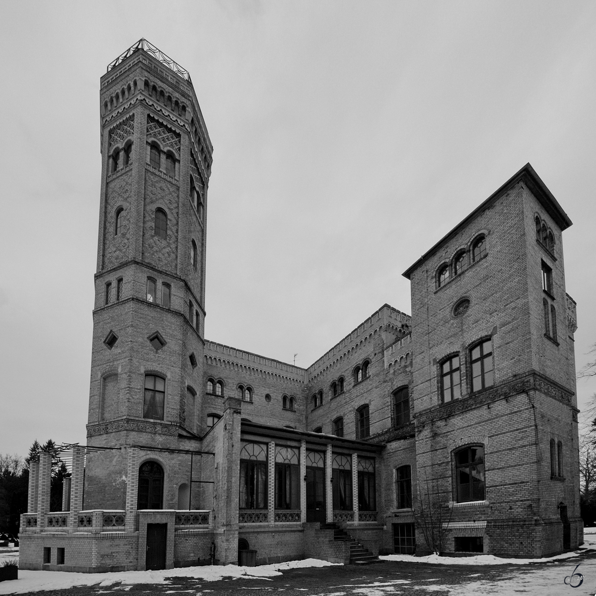 Das Schloss Neetzow wurde 1851 im neugotischen Stil errichtet. (Mrz 2013)