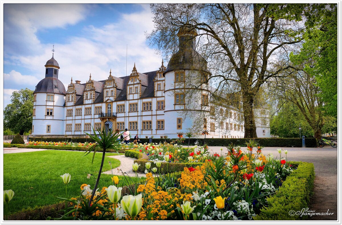 Das Schloss Neuhaus, es gibt dort auch den Ort Schloss Neuhaus bei Paderborn. Die Grtner haben eine gute Arbeit abgeliefert. Das prunkvolle Gebude dient heute als Realschule. Anfang Mai 2022