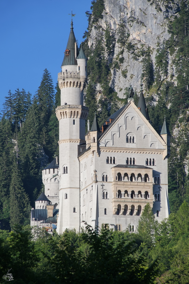 Das Schloss Neuschwanstein ist das berhmteste der Schlsser Ludwigs II. und eine der bekanntesten Sehenswrdigkeiten Deutschlands. (Juli 2017)