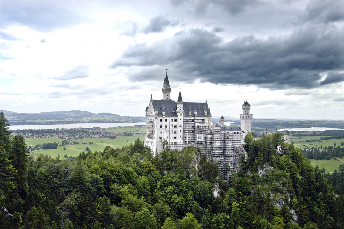 Das Schloss Neuschwanstein oberhalb von Hohenschwangau bei Fssen. Aufnahme: Juli 2008.