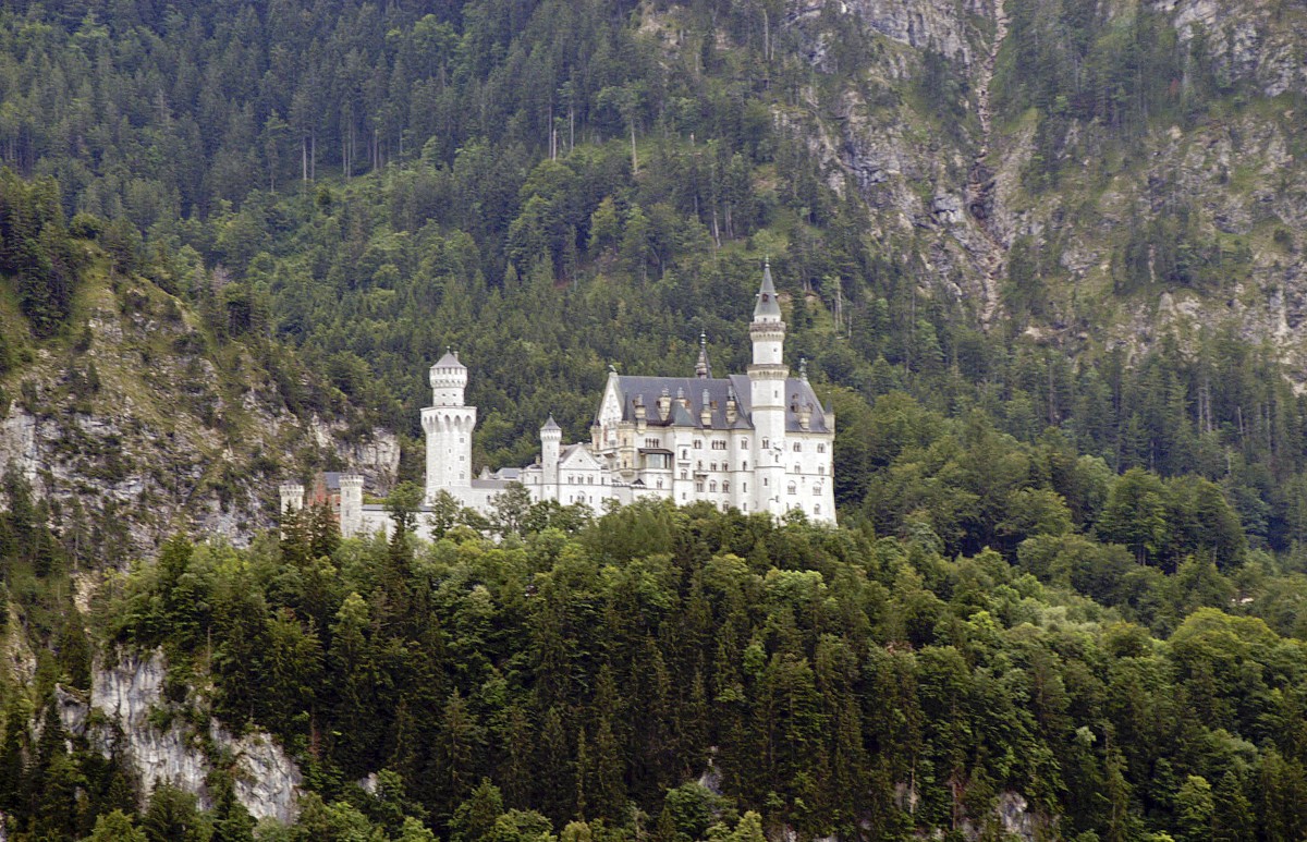 Das Schloss Neuschwanstein oberhalb von Hohenschwangau bei Fssen. Aufnahme: Juli 2008.