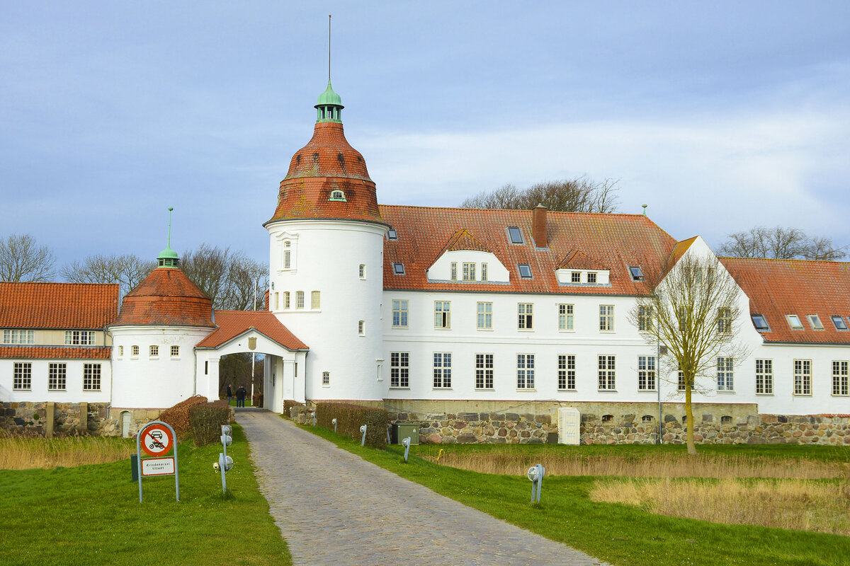 Das Schloss Norburg (dnisch Nordborg) auf der Insel Alsen in Nordschleswig. Im Schloss Nordborg ist ein heute ein Internat untergebracht, aus diesem Grund ist es von innen nicht zu besichtigen. Die Schlossinsel, der umgebende Schlossgarten und der Hof sind fr Besucher jedoch von 10 bis 17 Uhr zugnglich. Aufnahme: 20. Mrz 2024.