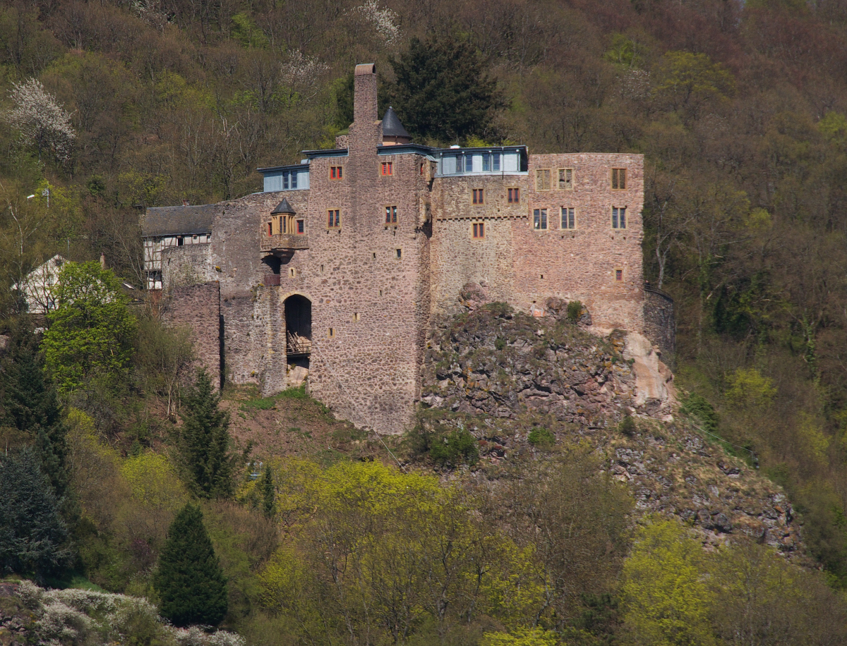 Das Schloss Oberstein ist eigentlich eine mittelalterliche Hhenburg, die sich ber dem oberen Stadtteil Oberstein von Idar-Oberstein im Landkreis Birkenfeld befindet.
Im Jahr 1320 wurde Schloss Oberstein erbaut und 1330 erstmals urkundlich erwhnt. 
Das Schloss war bis 1624 stndige Residenz der aus den Herren von Oberstein hervorgegangenen Grafen von Daun-Oberstein und danach Verwaltungssitz. Im Jahr 1855 wurde das Schloss durch Brand zerstrt. Seit 1981 wird die Anlage stndig restauriert. 18.04.2015 Blick vom Bahnhof Idar-Oberstein