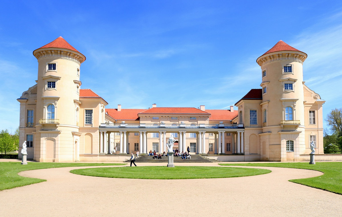 Das Schloss Rheinsberg mit seinen beiden Trmen, Blickrichtung Osten am Schlossgarten. [11.5.2017 | 14:32 Uhr]