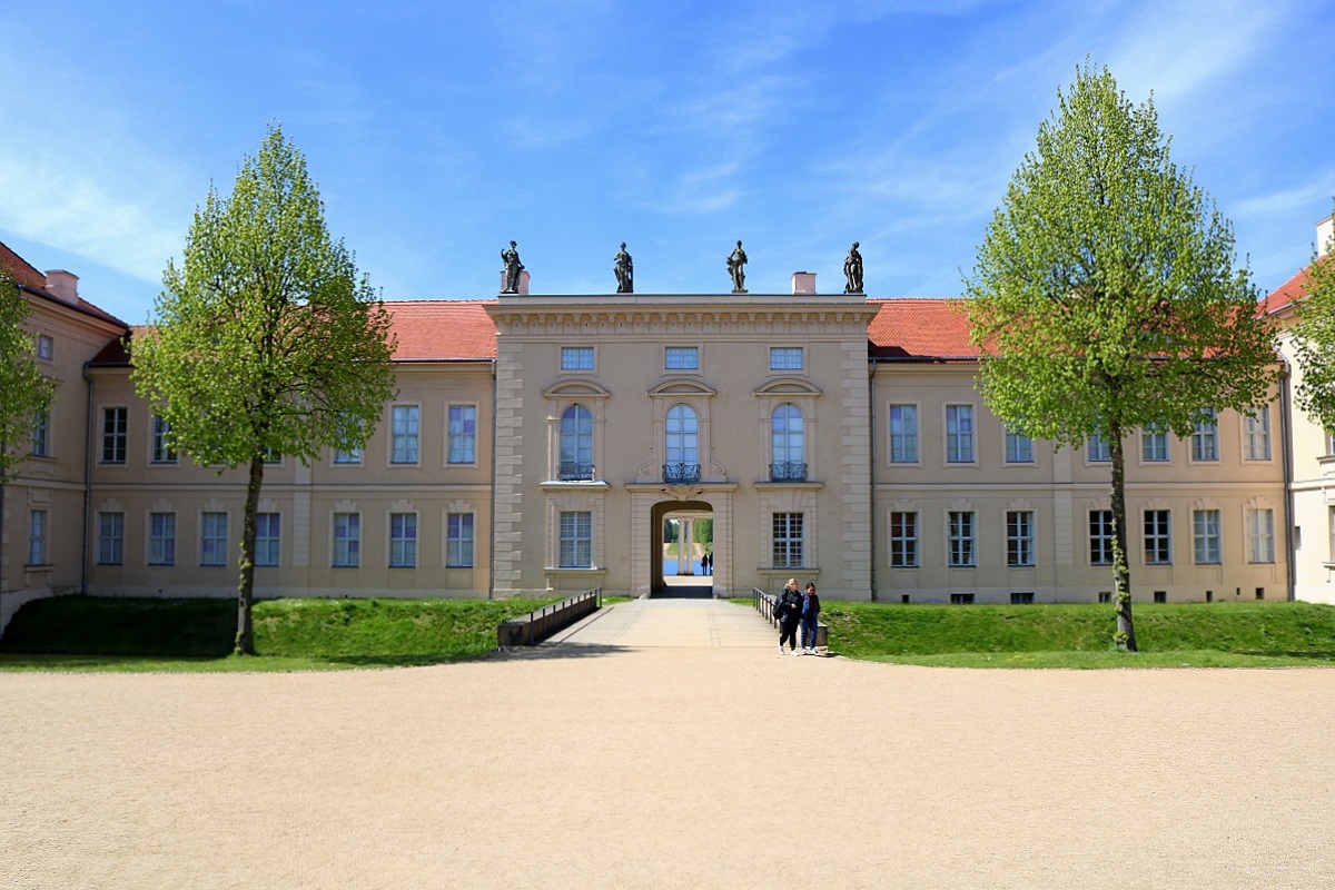 Das Schloss Rheinsberg mit Zugang zum Innenhof, Blickrichtung Westen. Wer genau durch das Tor sieht, kann bereits den Grienericksee erahnen. [11.5.2017 | 13:20 Uhr]