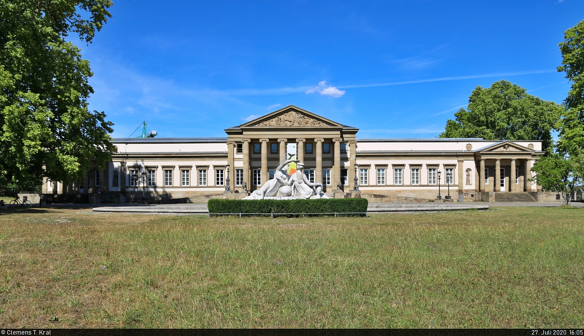 Das Schloss Rosenstein beherbergt das Staatliche Museum fr Naturkunde Stuttgart. Es wurde bis 1829 gebaut und mehrmals wieder instandgesetzt. Am Vorderen Hauptportikus wachen zwei Nymphen.

🕓 27.7.2020 | 16:05 Uhr