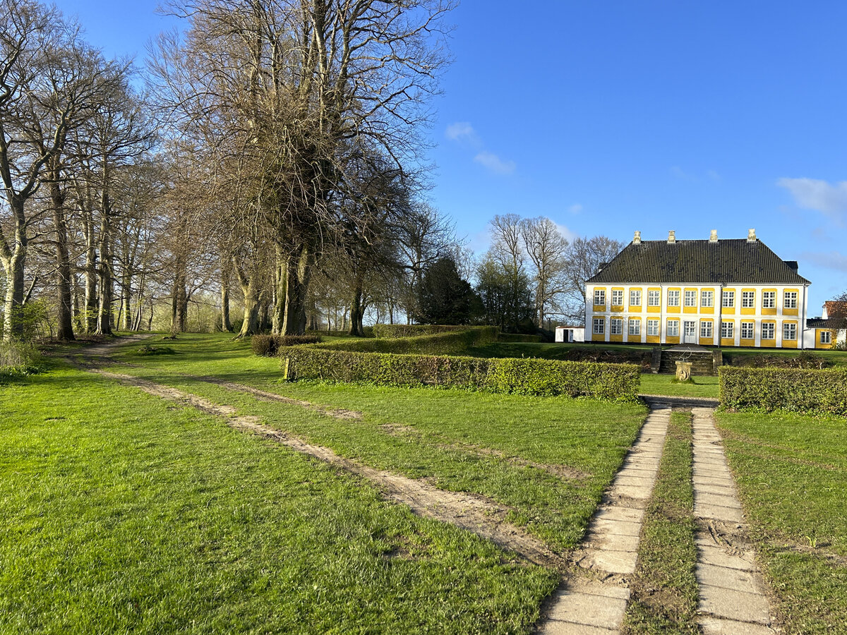 Das Schloss Sandbjerg (deutsch: Sandberg) ist das Herrenhaus eines frheren Adligen Guts auf der Halbinsel Sundewitt im heutigen Dnemark. Das Schloss liegt einige Kilometer nordwestlich von Sonderburg entfernt direkt am Alsensund. Aufnahme: 14. April 2024.